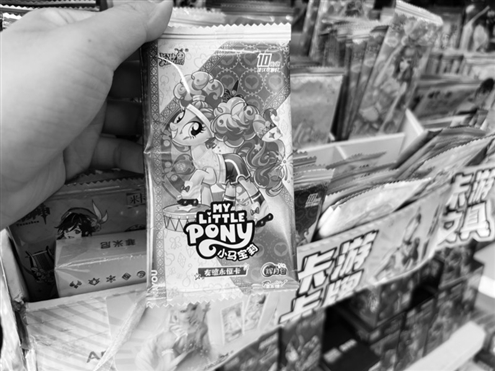 某小学附近的文具店内,小马宝莉卡占据“C位”